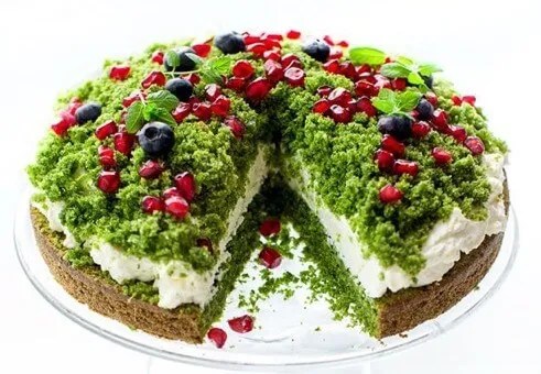 Gâteau mousse de forêt au mascarpone, miettes de biscuit vert aux épinards, grains de grenade, myrtilles et menthe
