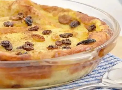 Pouding au pain grand-mère doré à la cannelle et aux raisins secs