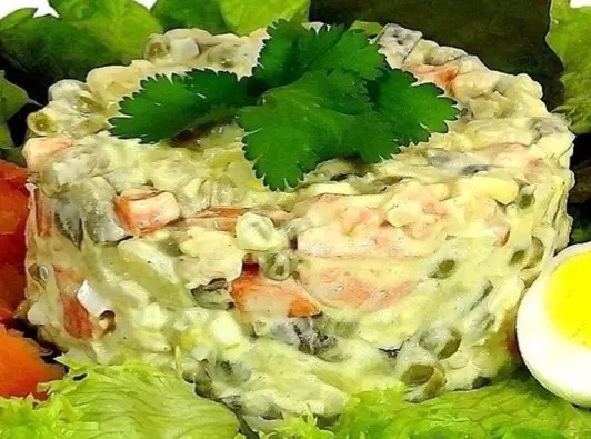 Salade russe aux légumes et à la mayonnaise en saladier