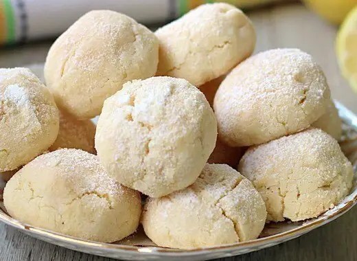 Sablés à la farine de riz sans gluten au citron et aux amandes, saupoudrés de sucre glace