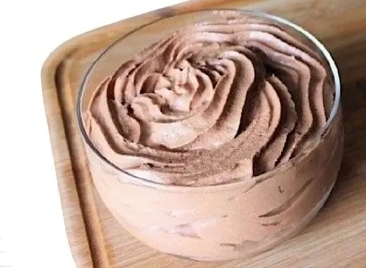 Crème de cacao au mascarpone mousseuse servie en verrine, saupoudrée de cacao