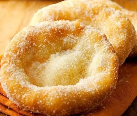 Crêpes de fêtes foraines, beignets frits italiens saupoudrés de sucre glace