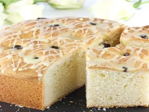 Gâteau au lait en poudre brioché aux raisins secs, saupoudré de sucre glace