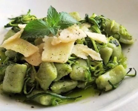 Gnocchis de courgettes maison nappés de beurre et de parmesan