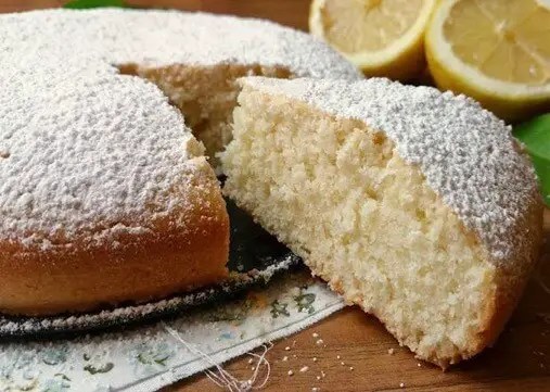 Gâteau au citron sans lait ni œufs ni beurre, saupoudré de sucre glace