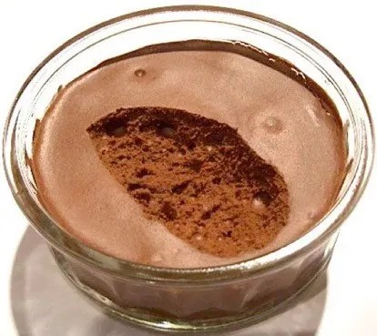 Mousse au chocolat à l'eau servie en verrine et décorée de fruits rouges