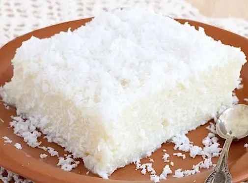 Gâteau éponge à la noix de coco saupoudré de coco