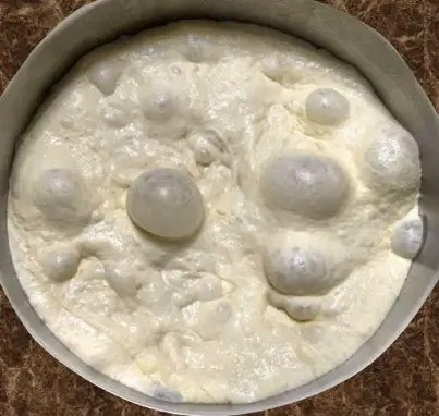 Pâte à pizza Bonci étalée, très hydratée et alvéolée, avant garniture