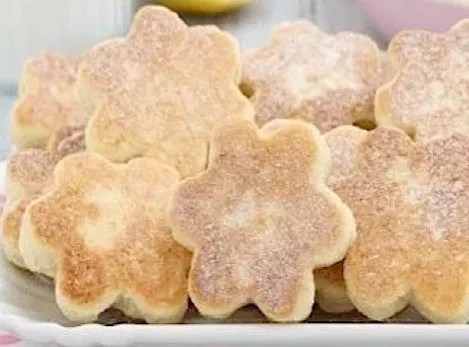Sablés à la poêle saupoudrés de sucre glace