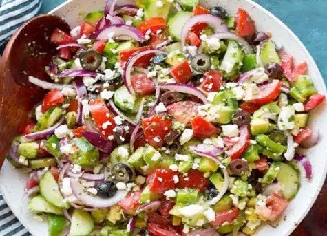 Salade grecque, salade composée aux tomates, concombre, feta et olives