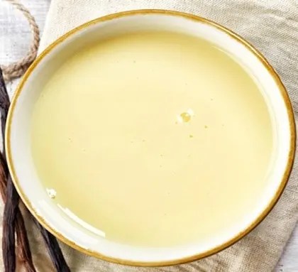 sauce vanille onctueuse nappant un gâteau