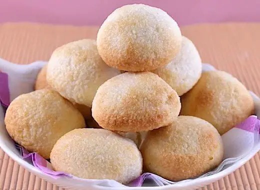 biscuits coco 2 ingrédients, boules de noix de coco dorées