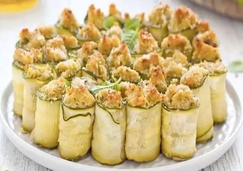 Roulés de courgettes au thon dorés au four, parsemés de parmesan