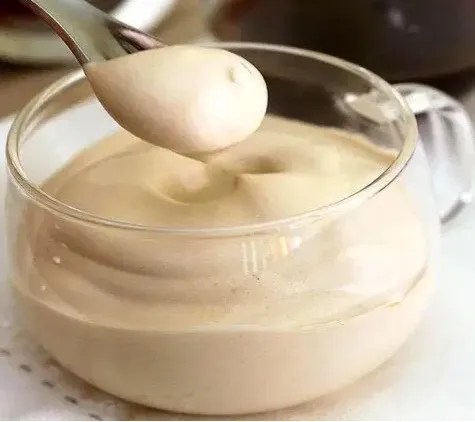 Crème nuage au café en verrine, texture mousseuse saupoudrée de cacao