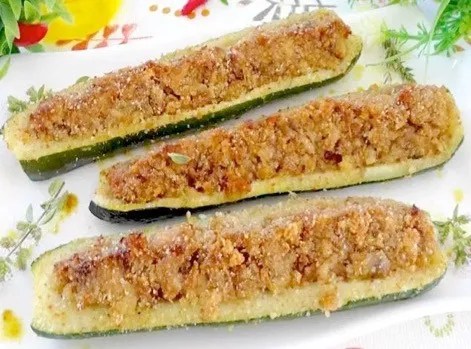 Courgettes farcies au thon et à la tomate gratinées à la chapelure, servies tièdes