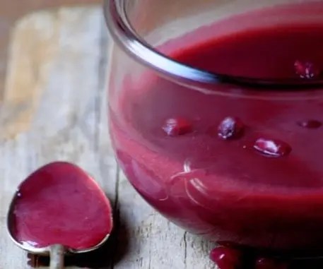Crème de grenade maison (pomegranate curd), rouge et onctueuse, dans un pot