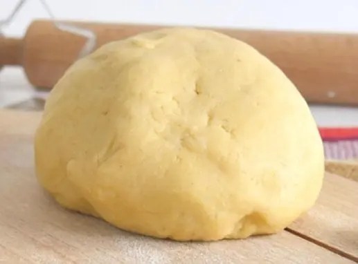 Pâte brisée aux amandes, boule de pâte prête à étaler