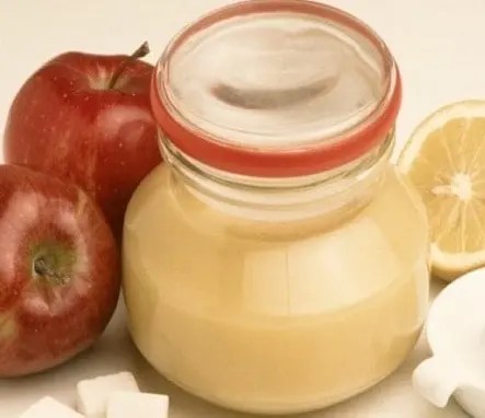 Crème de pommes maison (apple curd), onctueuse et dorée, dans un pot