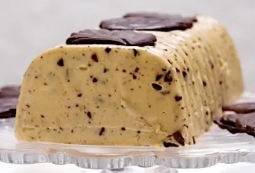 Semifreddo au mascarpone, chocolat et café tranché, décoré de feuilles de chocolat