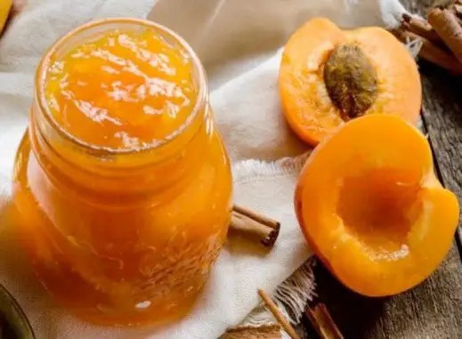 Confiture d'abricots maison en pots, couleur orangée du fruit d'été