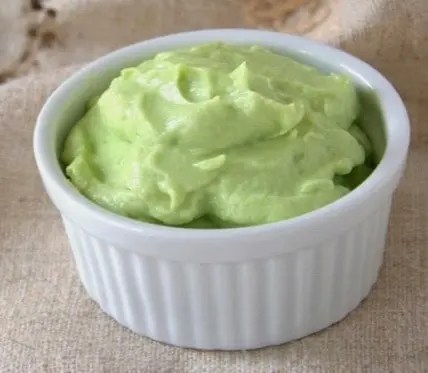 crème d'avocat onctueuse au citron vert, en bol