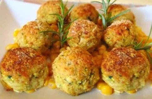 Boulettes de poulet et courgettes dorées au four