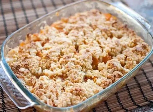 Crumble aux abricots et aux amandes effilées dans son plat, croûte dorée
