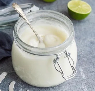 Crème de citron à la noix de coco (coconut lemon curd), onctueuse, dans un pot