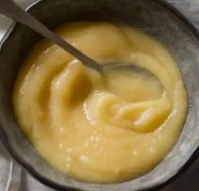 Crème de coing ambrée en pot, obtenue à partir d'une purée de coings pochés