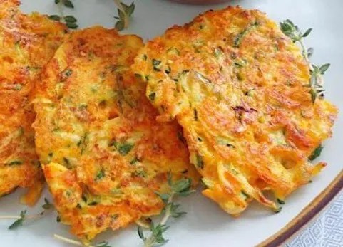 Crêpes de courgettes et de carottes dorées à la poêle