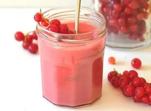 Crème de groseilles rouge vif en verrine, obtenue à partir du jus filtré