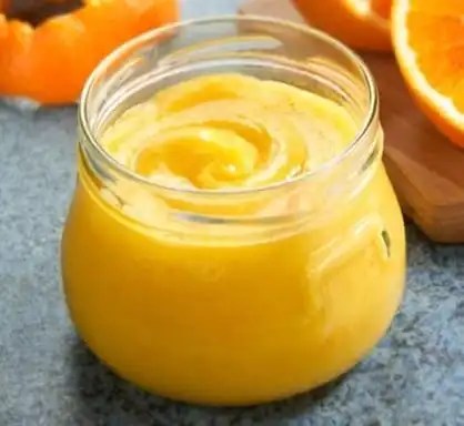 Crème de mandarine maison (mandarina curd), onctueuse et orangée, dans un pot
