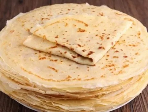 Crêpes bretonnes sucrées traditionnelles fines au beurre
