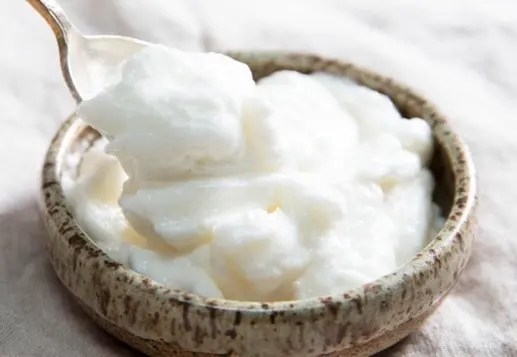 Toum, crème d'ail blanche et mousseuse dans un bol