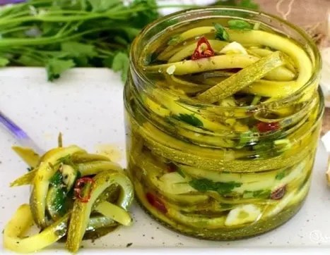 Courgettes au vinaigre en bocal