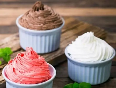 Yaourt glacé maison à la fraise et au chocolat-banane, texture crémeuse