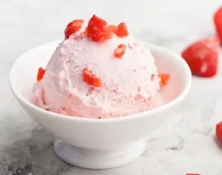 glace au yaourt grec et aux fraises sans sorbetière, crémeuse