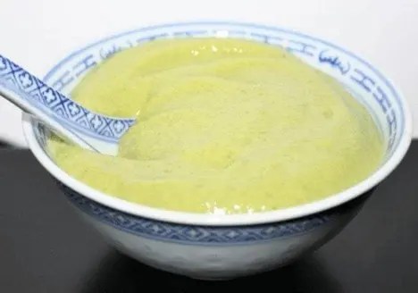 Crème froide de courgettes au yaourt et aux herbes