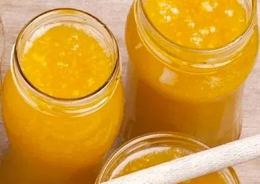Confiture de mirabelles grand-mère en pot, préparée avec des mirabelles dorées
