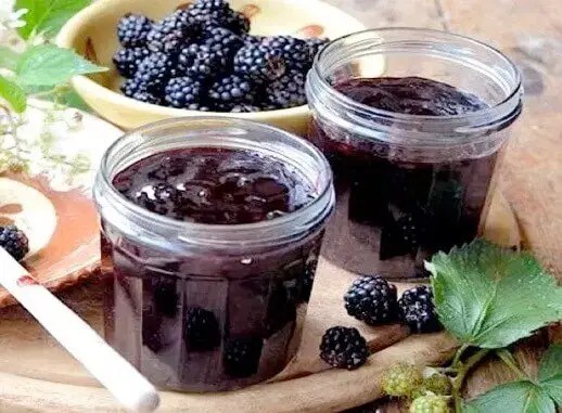 Confiture de mûres grand-mère en pot
