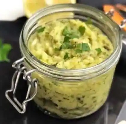 Tartinade de courgettes et persil sur pain grillé