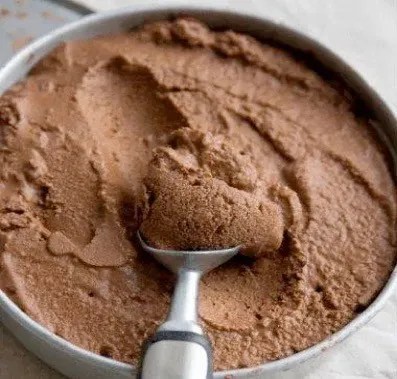 Glace à la banane sans sorbetière au yaourt et cacao, en boules dans une coupe