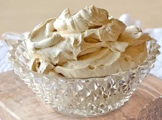 Crème au café et mascarpone en verrine, saupoudrée de cacao