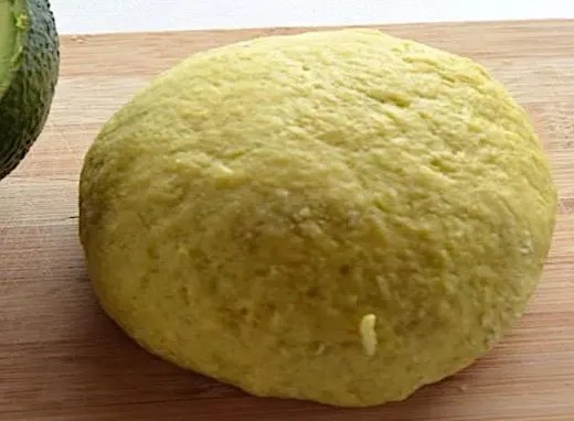 Pâte sucrée à l'avocat étalée au rouleau sur son papier cuisson, puis un fond de tarte cuit à blanc de couleur ivoire doré