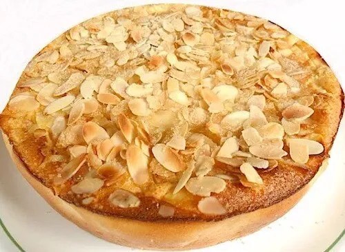 Clafoutis aux pêches et aux amandes doré, sorti du four