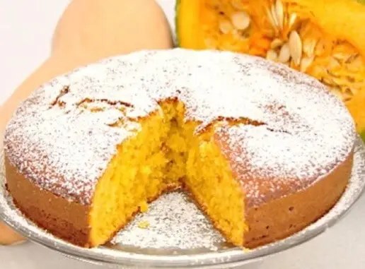 Gâteau à la citrouille et au mascarpone moelleux, saupoudré de sucre glace