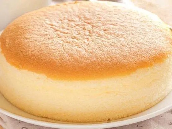 Gâteau nuage japonais doré, cheesecake soufflé à la texture cotonneuse