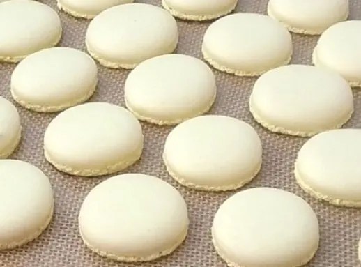 Coques de macarons colorées à la meringue française, avec leur collerette