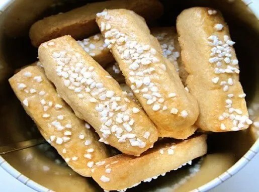 Bâtonnets aux amandes suédois (finska pinnar), sucre perlé et blanc d'œuf
