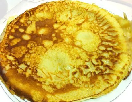 Matefaim salé doré à la poêle et garni de gruyère râpé fondu